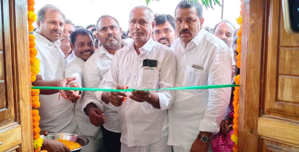  నూతన సచివాలయాన్ని ప్రారంభిస్తున్న ఎమ్మెల్యే శ్రీకాంత్‌రెడ్డి