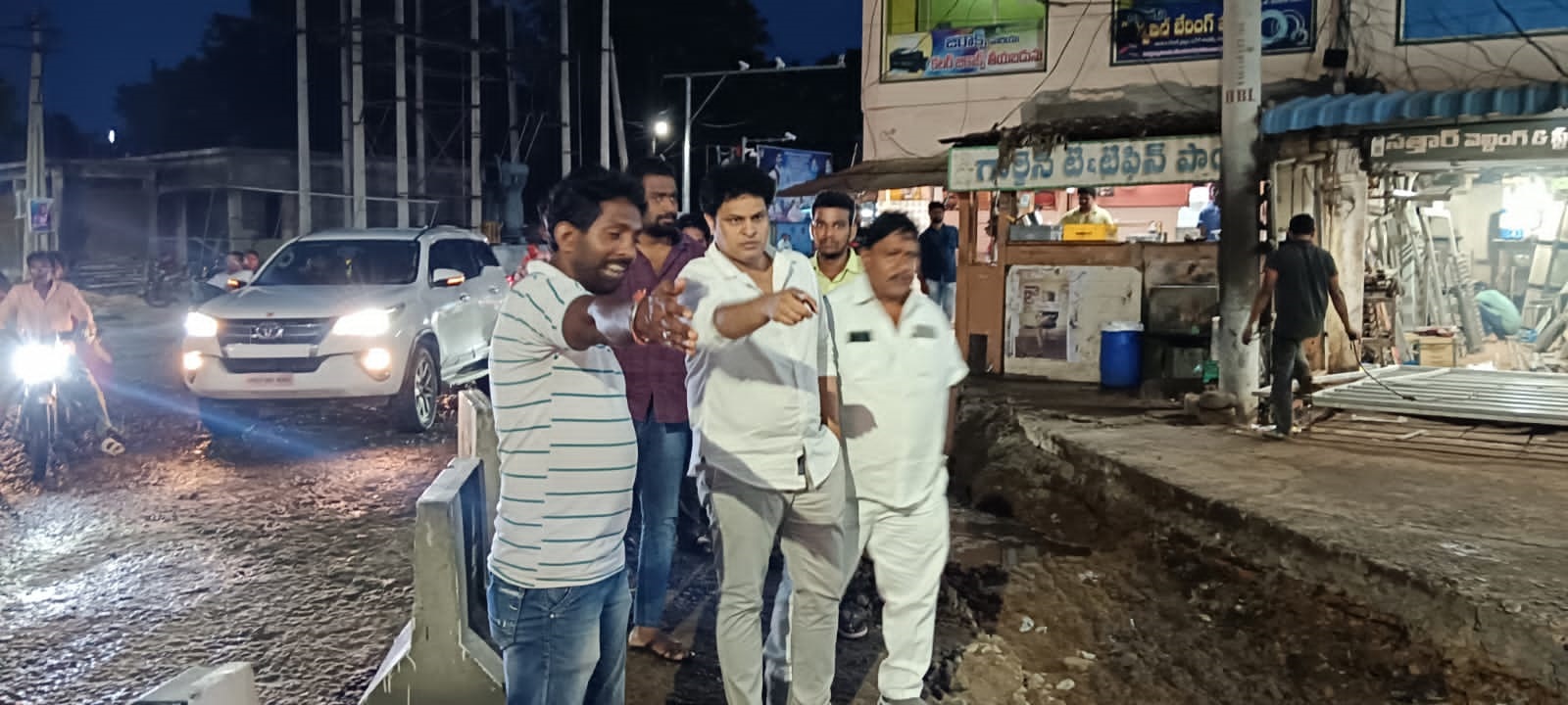 డ్రైనేజీ పనులు పరిశీలిస్తున్న కరణం వెంకటేష్