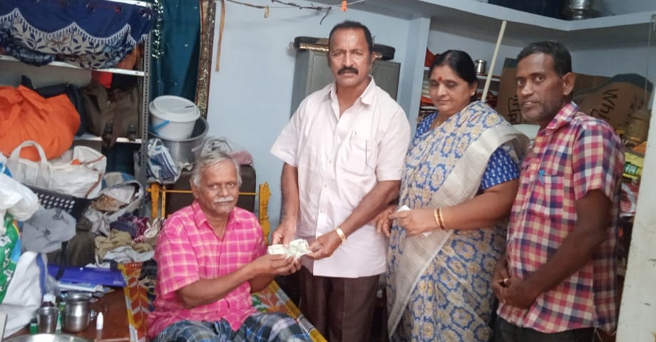 గురుభక్తిని చాటిన పూర్వ విద్యార్థులు