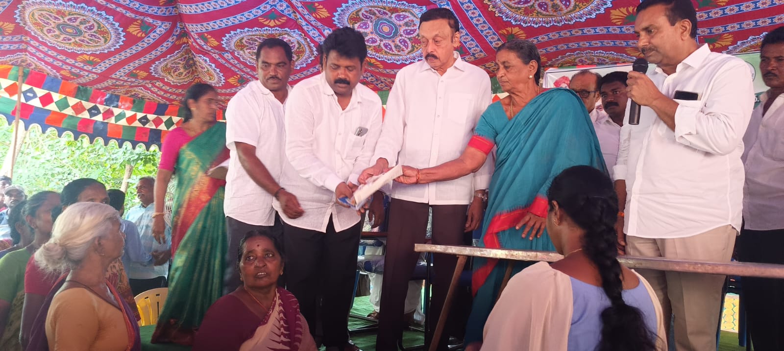 నూతన ఫించన్లు పంపిణీ