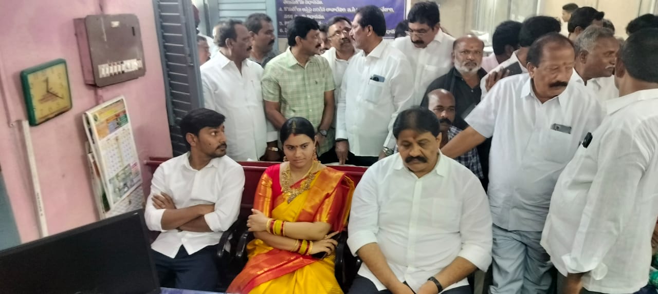 ఎమ్మెల్యే కుమార్తెకు ఆదర్శ వివాహం