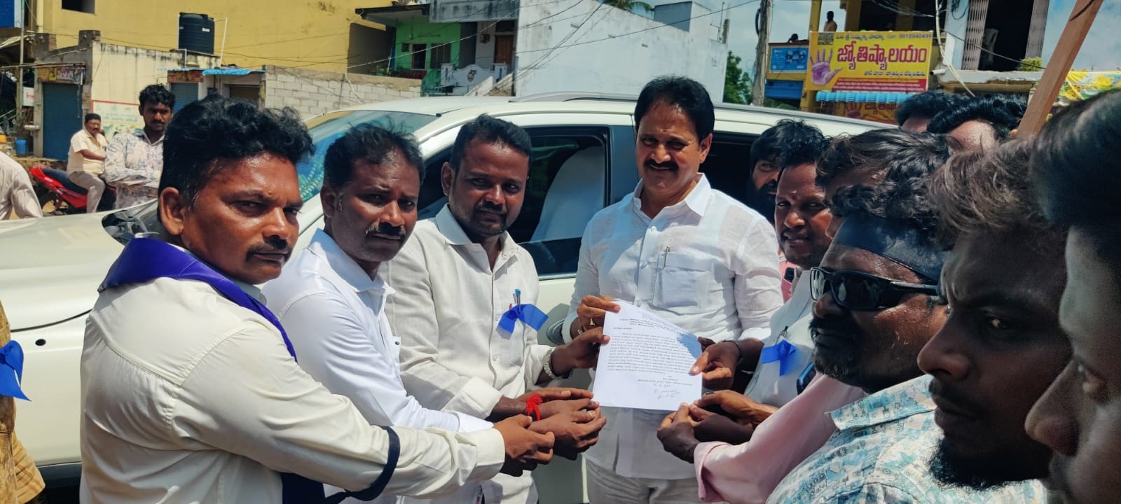 అంబేద్కర్ విగ్రహాన్ని తొలగించవద్దని రాజ్యసభ ఎంపీ మోపిదేవికి వినతి పత్రం