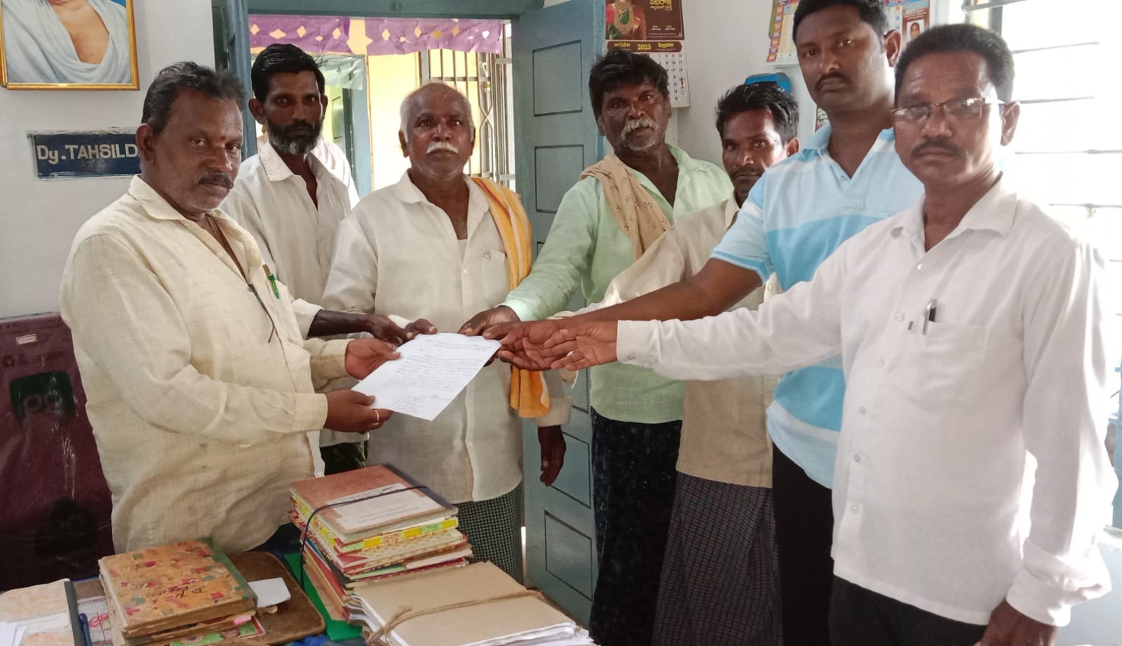 డిప్యూటీ తహశీల్దార్  కు వినతిపత్రం అందిస్తున్న సిపిఎం నాయకులు