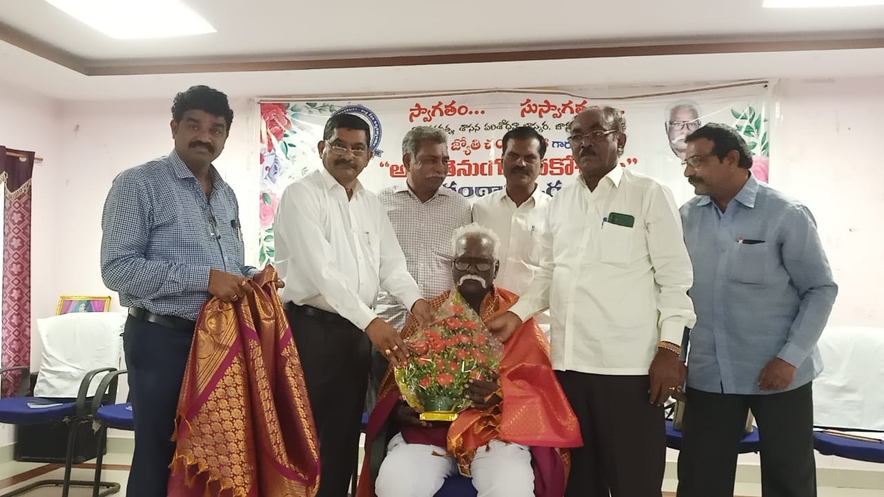  విద్వాన్ జ్యోతి చంద్రమౌళి ని సన్మానిస్తున్న దృశ్యం