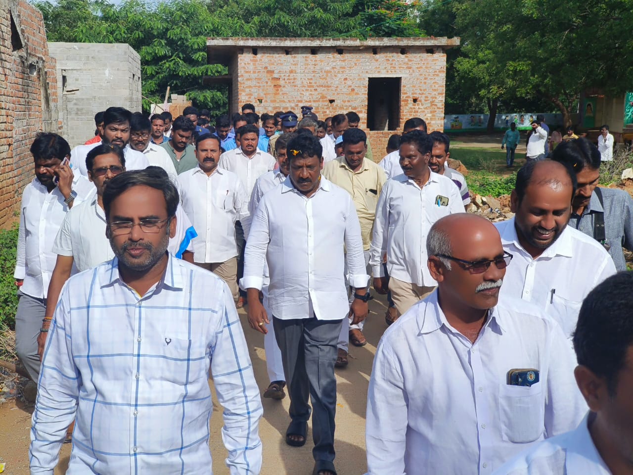 గడప గడపకు మన ప్రభుత్వం కార్యక్రమంలో ఎమ్మెల్యే కొరముట్ల శ్రీనివాసులు