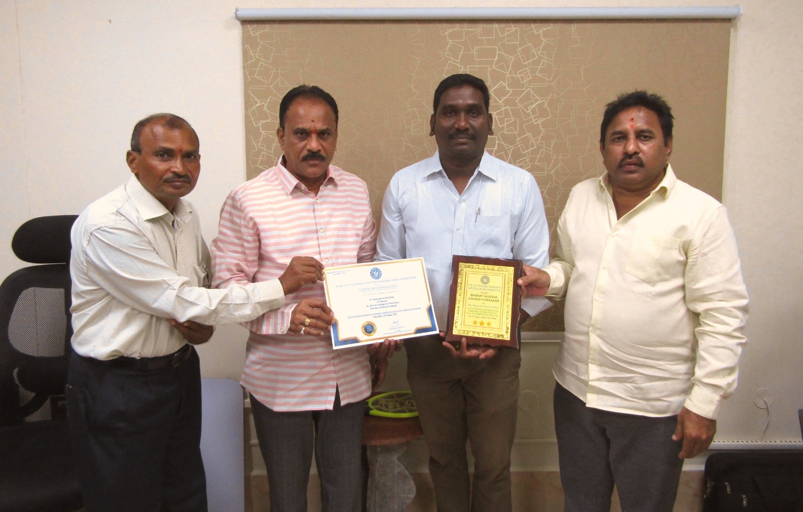 అధ్యాపకుడు సాంసన్ ఇజ్రాయిల్ ను అభినందిస్తున్న కళాశాల యాజమాన్యం