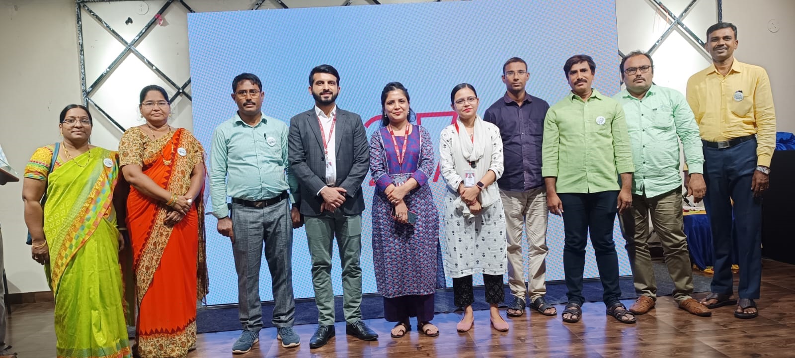 ఢిల్లీ లో శిక్షణ బృందంతో ఉపాధ్యాయుడు భానుచంద్రమూర్తి