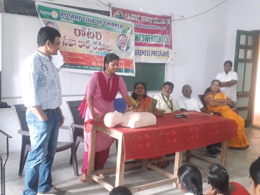 సిపిఆర్ గుర్చి  విద్యార్థులకు వివరిస్తున్న డాక్టర్ బాబురావు  