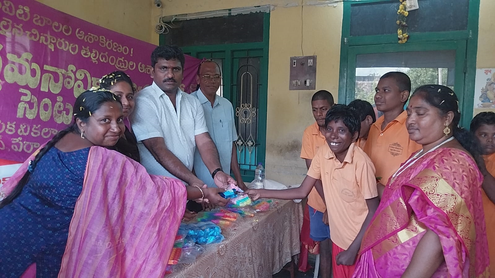 పిల్లలకు ఆట వస్తువులు అందిస్తున్న డాక్టర్ ఎస్ కొండలరావు