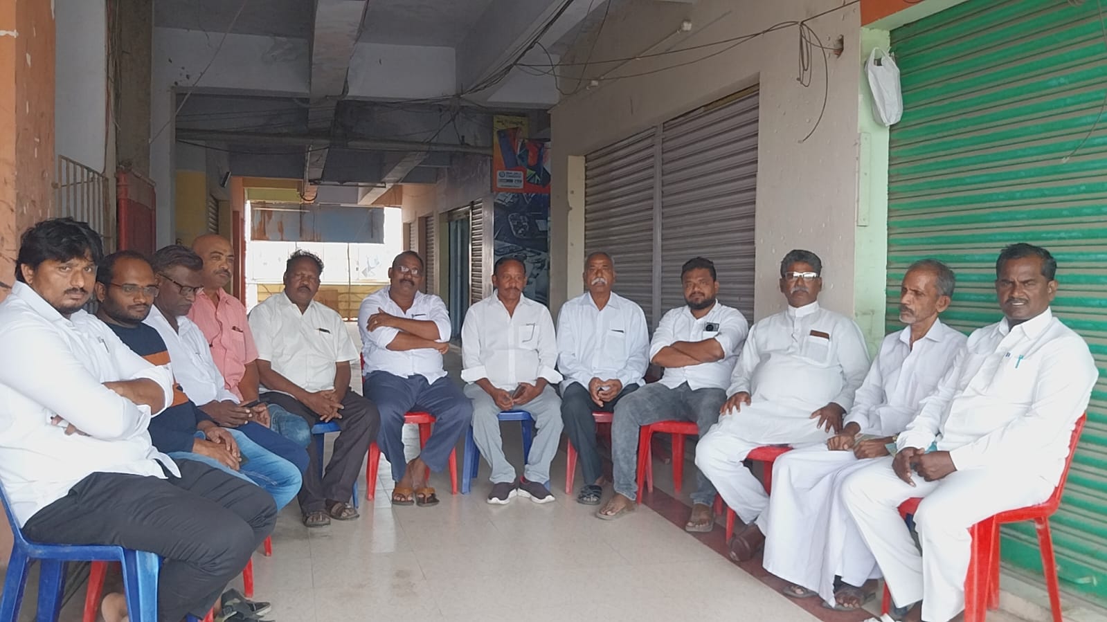 సమావేశంలో మాట్లాడుతున్న ప్రజాసంఘాల నాయకులు