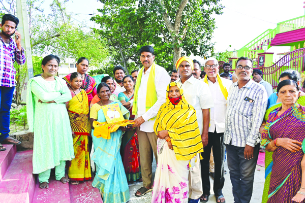 చీరలు పంపిణీ చేస్తున్న నరేంద్ర వర్మ