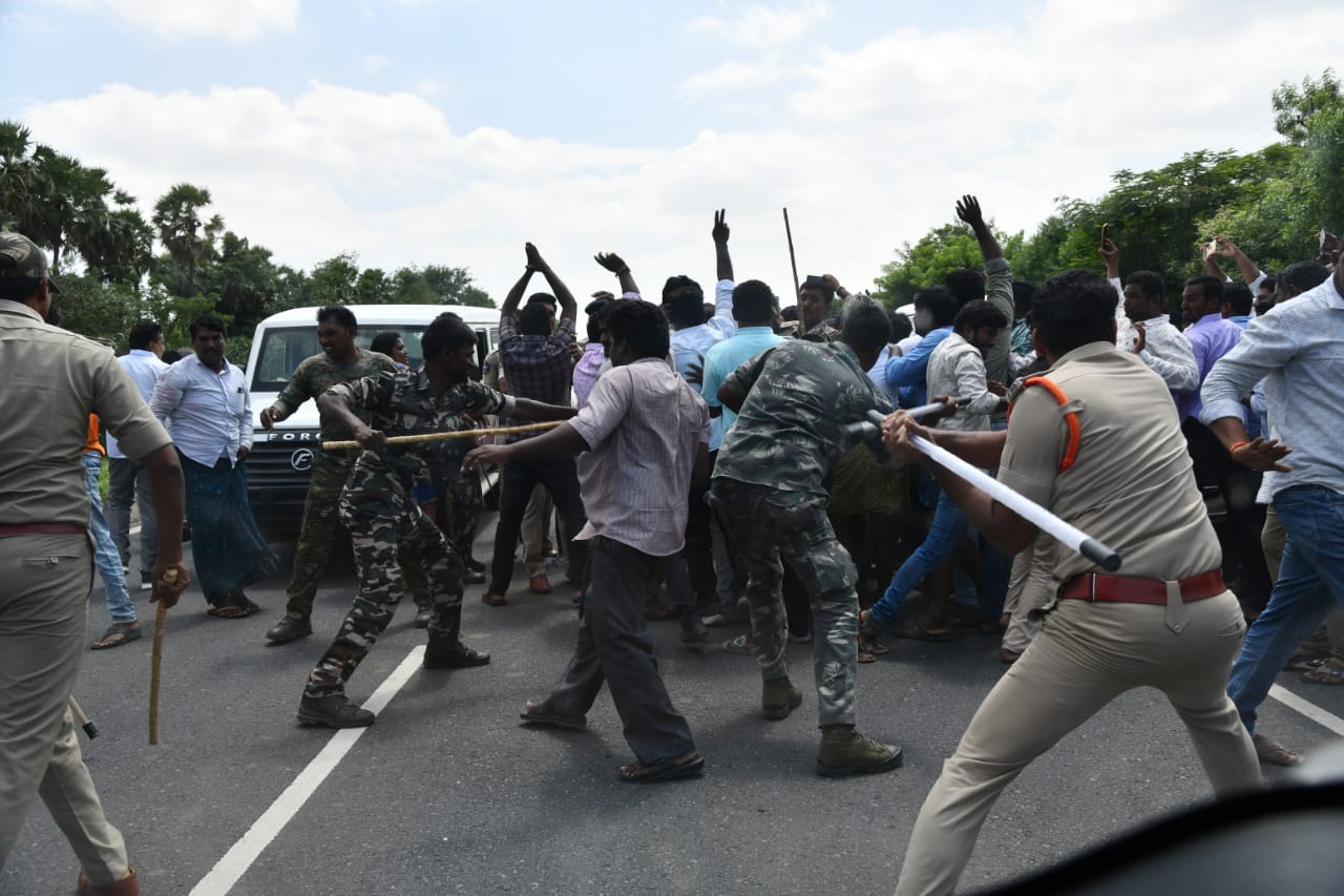 తెలుగుదేశం కార్యకర్తలపై లాఠీ ఛార్జ్ చేస్తున్న పోలీసులు