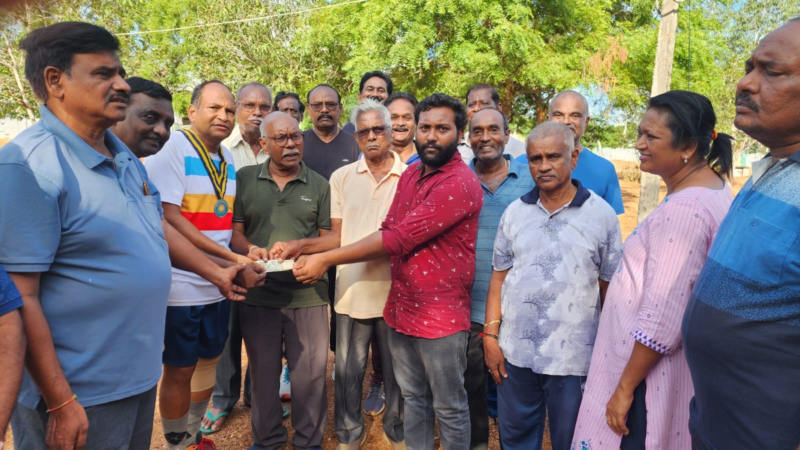 ఆర్థిక సాయం అందజేస్తున్న వాకర్స్ అసోసియేషన్ ప్రతినిధులు