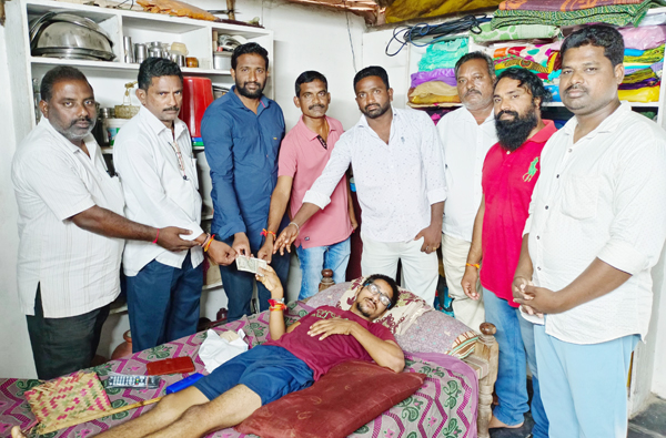 నగదు అందిస్తున్న ఫ్రెండ్స్ యూత్ ఆర్గనైజేషన్ టీం