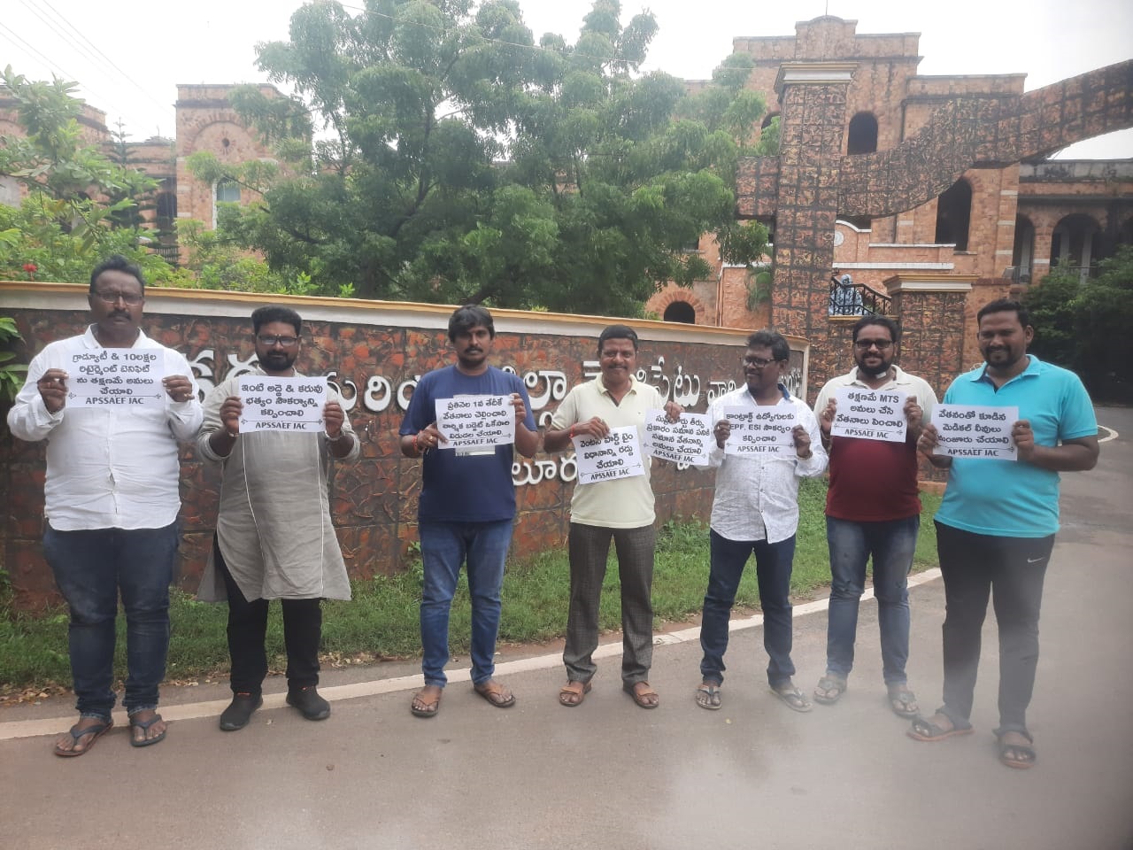 ఎస్‌ఎస్‌ కాంట్రాక్ట్‌ ఉద్యోగుల దీక్ష