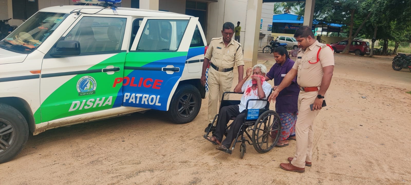 క్షతగాత్రుడును వైద్య శాలకు తరలిస్తున్న సి ఐ సోమశేఖర్