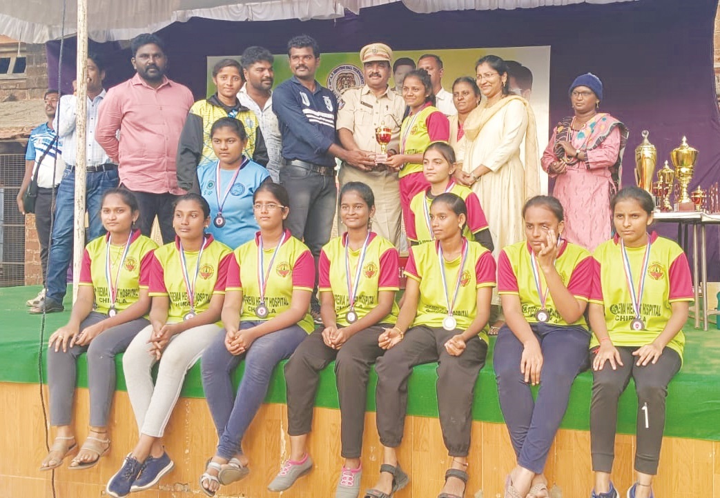 విజేతలకు బహుమతులు అందజేస్తున్న క్రీడా నిర్వహుకులు