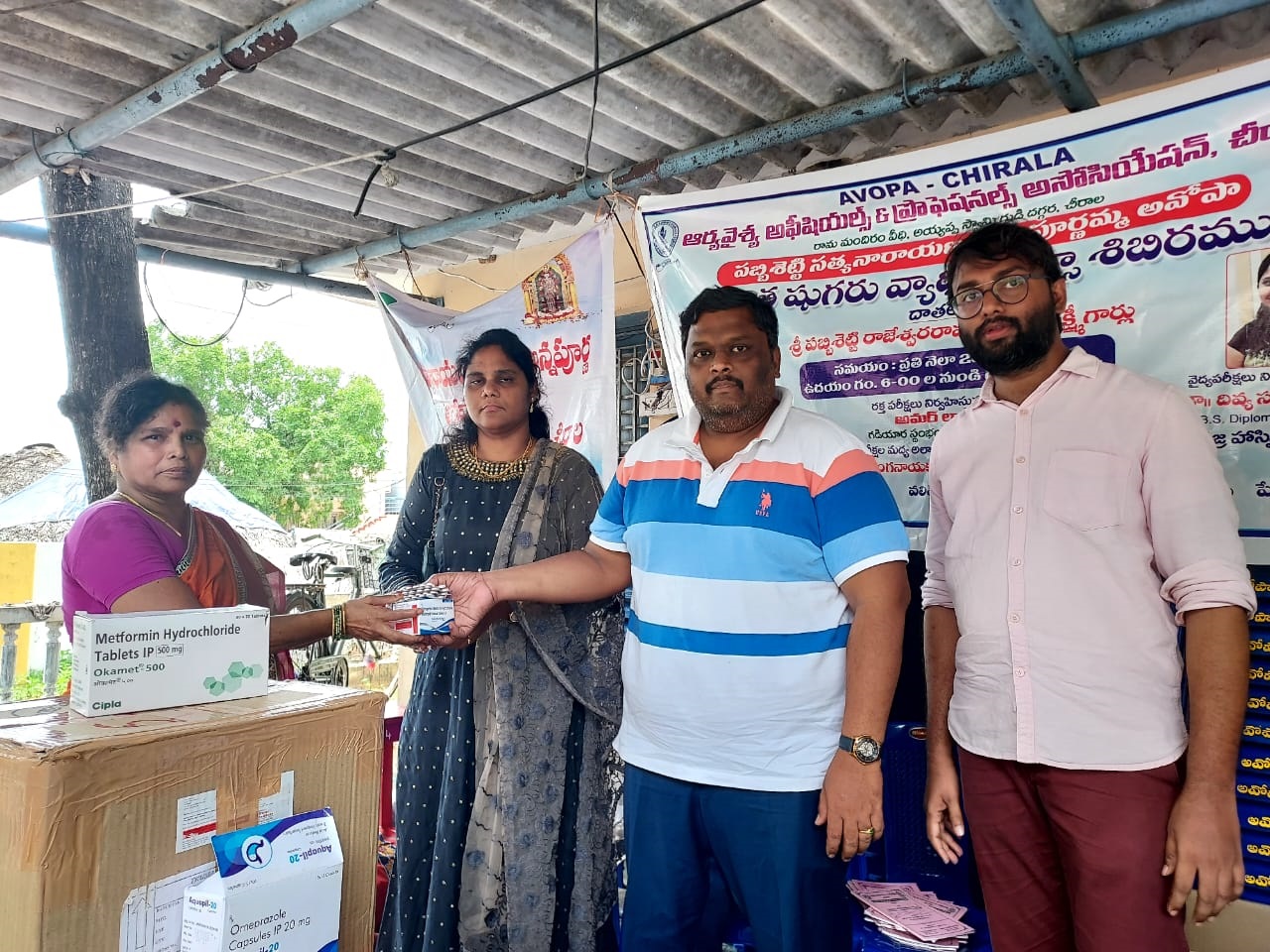 మందులు పంపిణీ చేస్తున్న వైద్యలు రాజేష్,దివ్య సుధాకర్ 