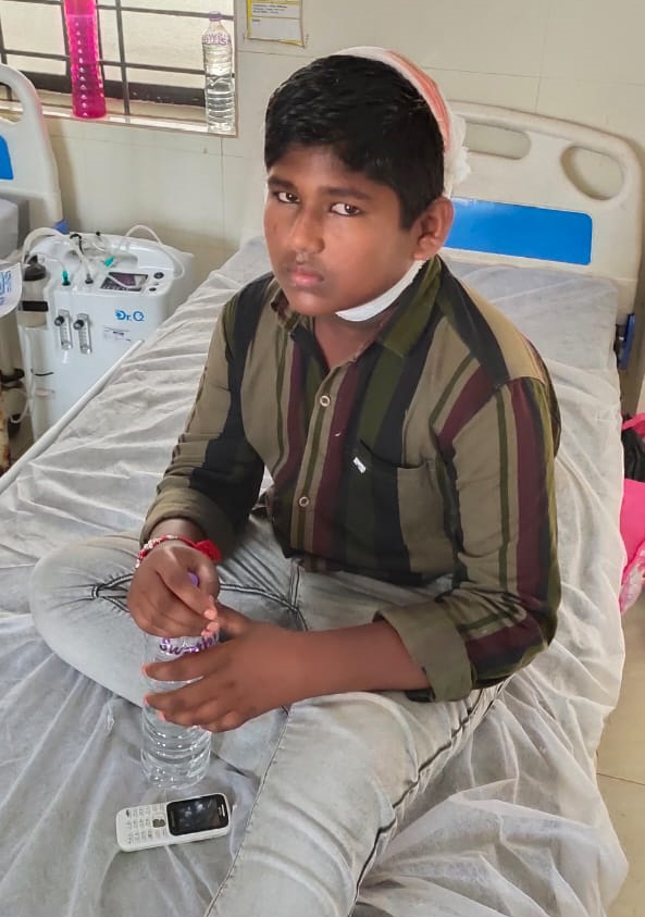 పిట్టగోడ స్లాబు ఊడి విద్యార్థికి తలకు గాయాలు 