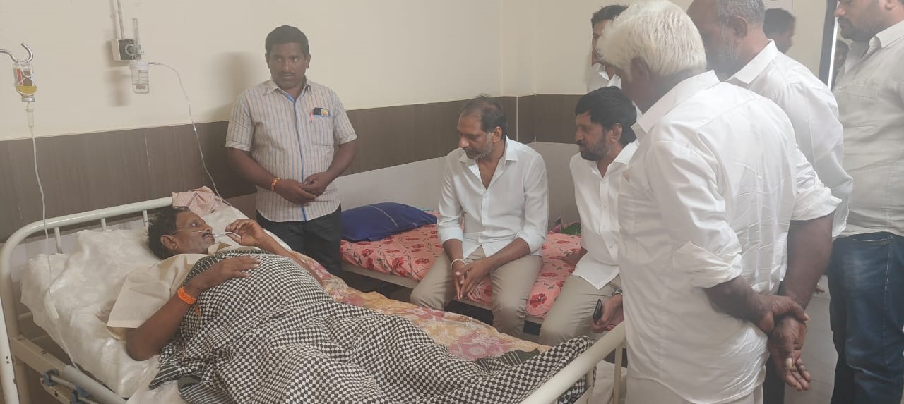 ధూళిపాల సుబ్బారావును పరామర్శిస్తున్న శాసనసభ్యులు గొట్టిపాటి రవికుమార్