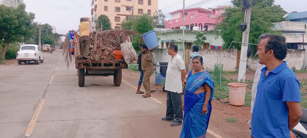 కొత్తపేట పంచాయితీలో పారిశుద్ధ్య పనులను పర్యవేక్షిస్తున్న ఎంపీడీవో చింతల రూతమ్మ