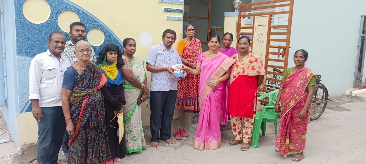 పెన్షన్లను పంపిణీ చేస్తున్న 5వ వార్డు కౌన్సిలర్ సూరగాని లక్ష్మి 