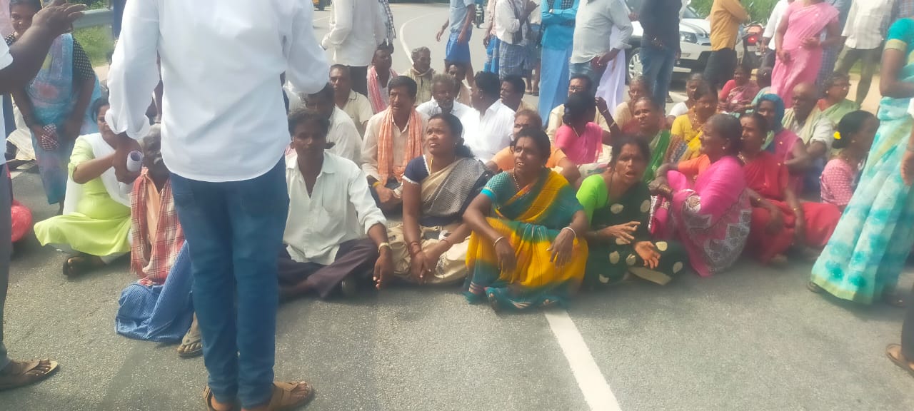 పెద్దిరెడ్డి కాన్వారు ఆపకపోవడంతో మహిళల నిరసన 