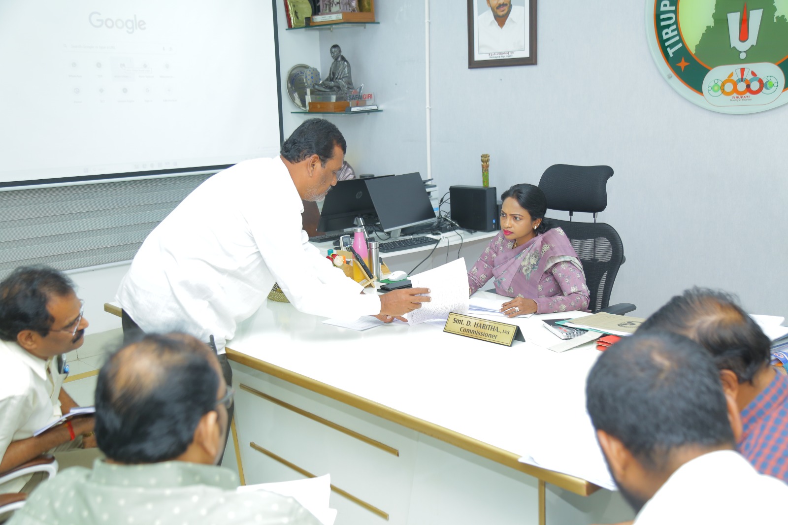 ఎన్నికల అధికారులతో కమిషనర్‌ హరిత సమీక్ష 