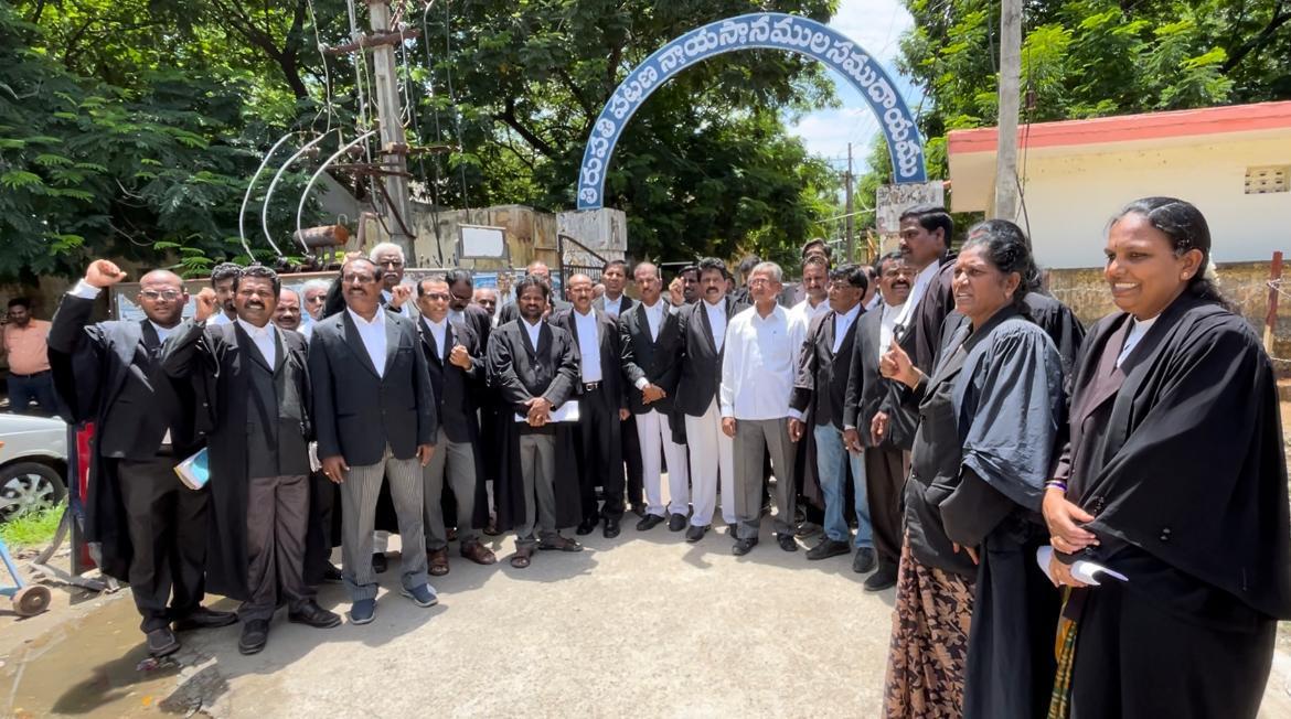 ్తతిరుపతిలో న్యాయవాదుల దీక్షలు 