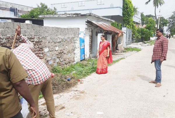 పారిశుద్ధ్య పనులు పరిశీలిస్తున్న ప్రత్యేక అధికారి కే ఉమా 