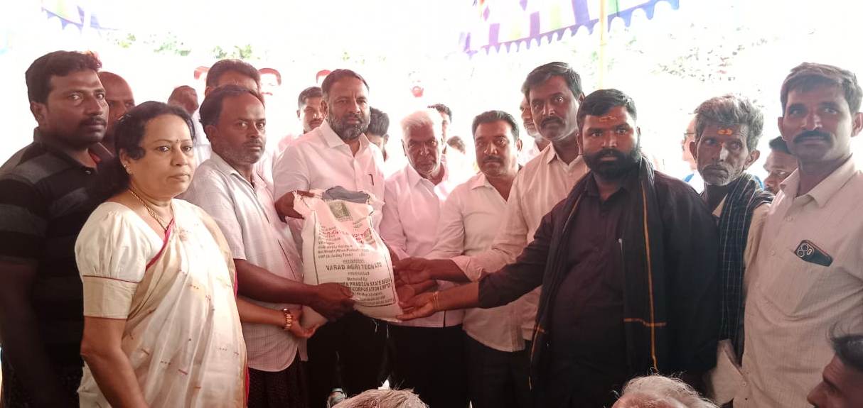 రాయితీ ఉలవలను పంపిణీ చేస్తున్న ఎమ్మెల్యే నవాజ్‌బాషా
