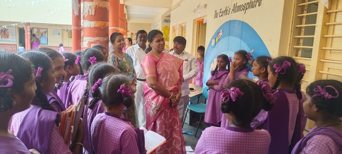 విద్యార్థులతో మాట్లాడుతున్న ఎమ్మెల్సీ పోతుల సునీత