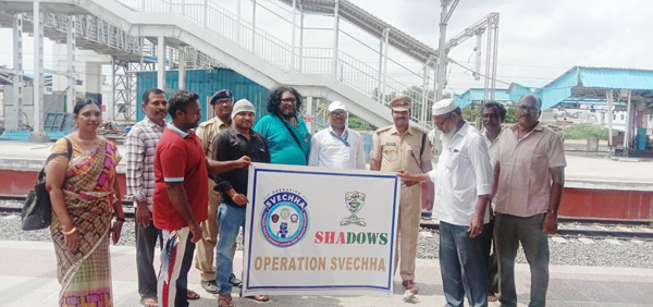 రైల్వేస్టేషన్ లో అవగాహన కల్పిస్తున్న రాజా సల్మాన్ 