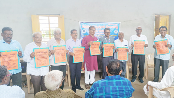 గుడ్డ సంచులను ఆవిష్కరిస్తున్న సీనియర్ సిటీజన్లు 