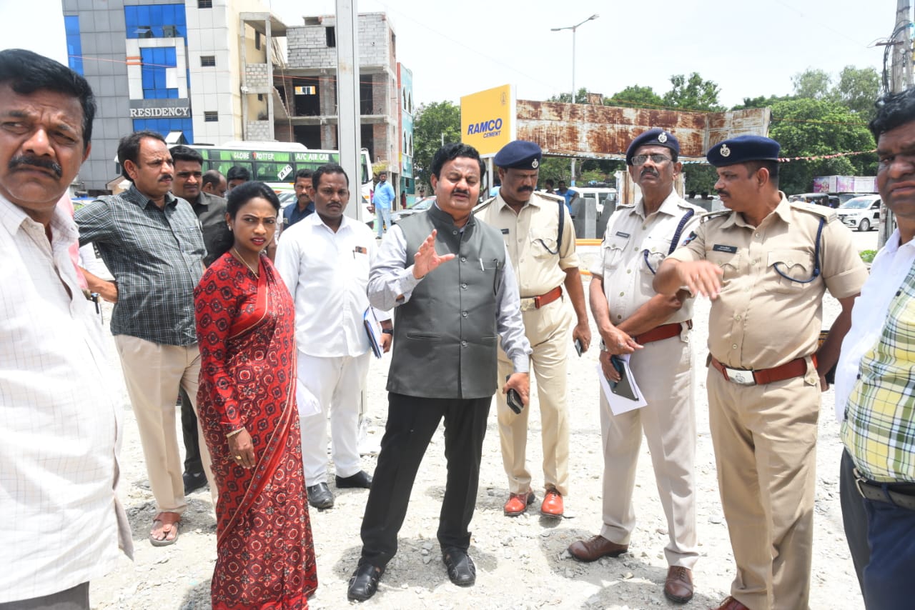 ఏర్పాట్లను పరిశీలిస్తున్న కలెక్టర్‌ కె.వెంకటరమణారెడ్డి 