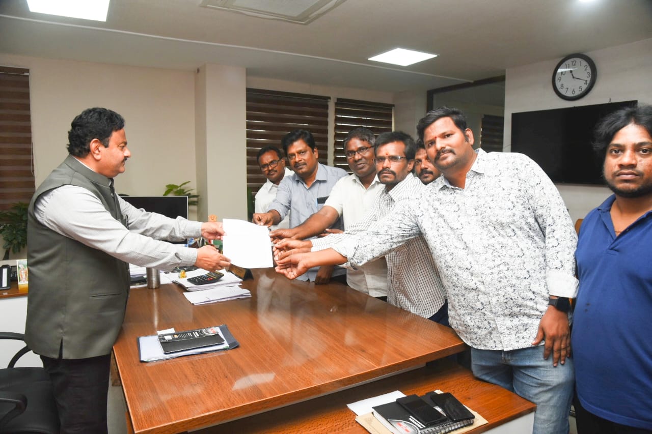 సిఐటియు ఆధ్వర్యంలో కలెక్టర్‌కు వినతి 