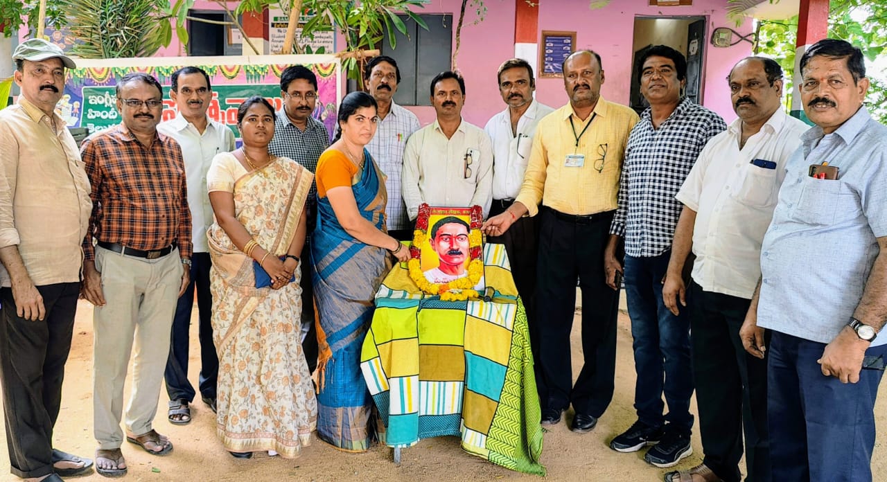 రాయచోటి : ప్రేమ్‌చంద్‌ చిత్రపటానికి నివాళి అర్పిస్తున్న ఉపాధ్యాయులు