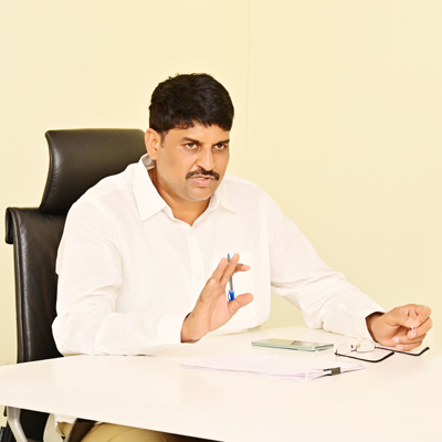 మాట్లాడుతున్న నరేంద్ర వర్మ