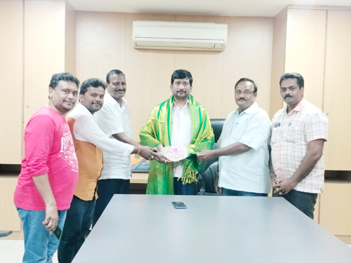 టిటిడి బోర్డు మెంబర్ శిద్దా సుధీర్‌ను దేవస్థానం కమిటీ అధ్యక్షులు పత్తి ముత్తు కుమరన్ శుక్రవారం ఆహ్వానించారు