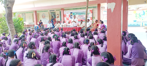 విద్యార్థులతో మాట్లాడుతున్న డాక్టర్ సందీప్ 