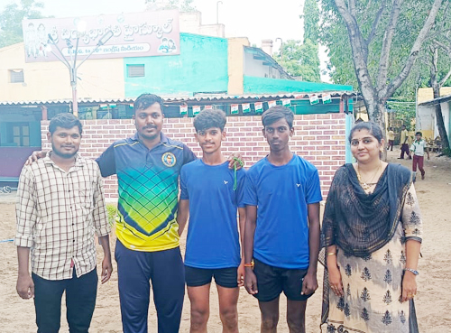 ఎంపికైన విద్యార్థులను అభినందిస్తున్న స్కూల్ సిబ్బంది 