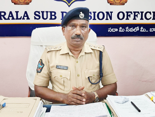 విలేకరుల సమావేశంలో మాట్లాడుతున్న డిఎస్పి ప్రసాదరావు 