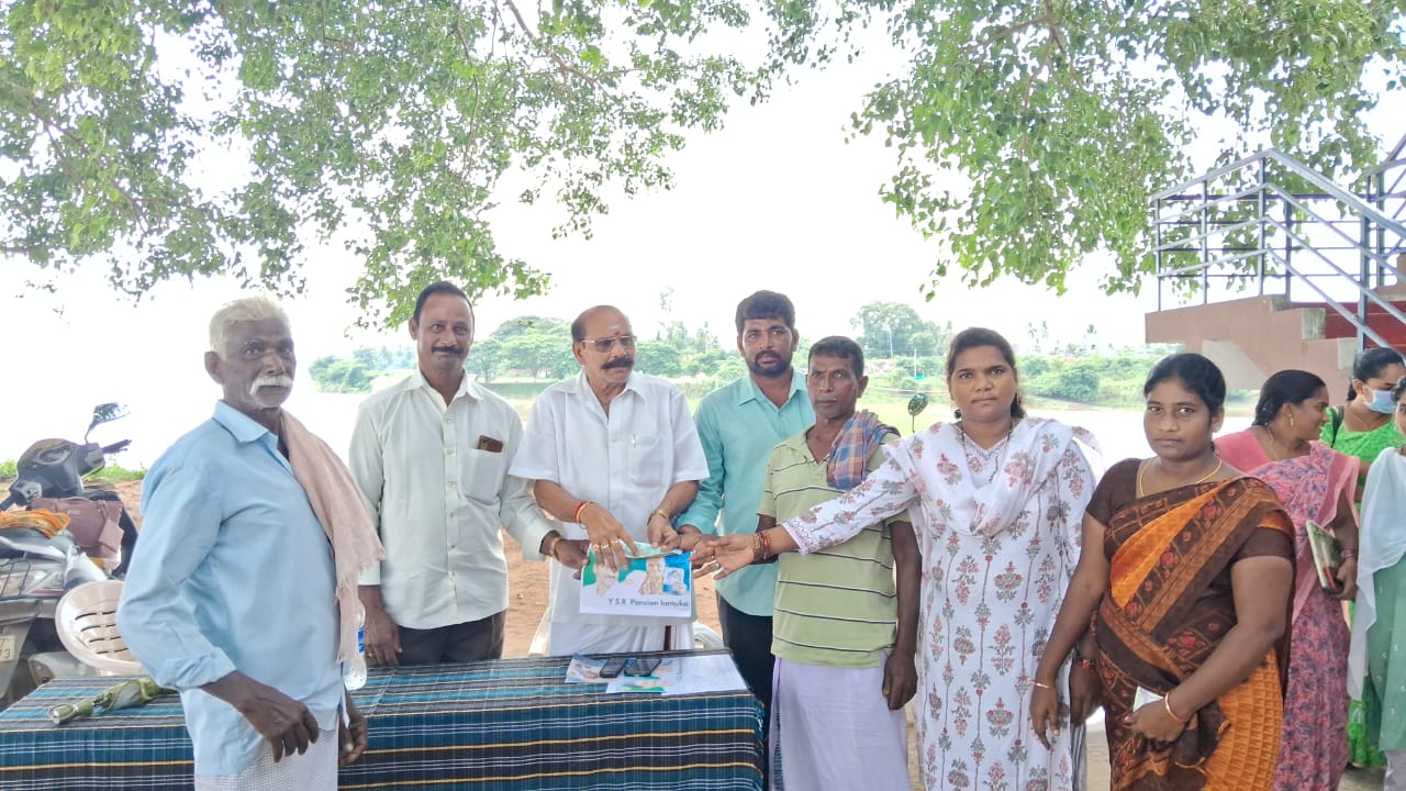 పాత పట్టిసీమ పంచాయతీలో 64 నూతన పింఛన్లు అందజేత