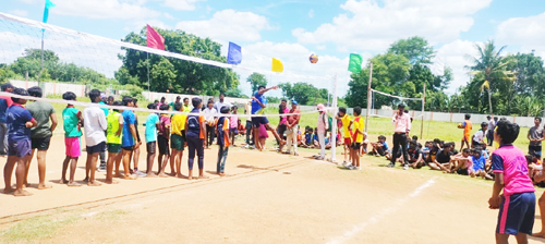 ఉమ్మడి ప్రకాశం జిల్లా వాలీబాల్ జట్టు క్రీడాకారులను చేస్తున్న దృశ్యం