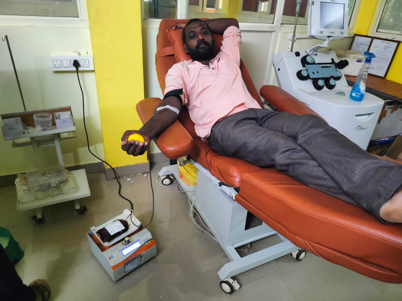 అనారోగ్య బాలుడికి రక్తదానం