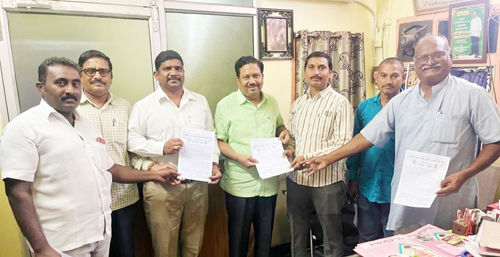 స్కాలర్షిప్ కరపతాన్ని ఆవిష్కరిస్తున్న సంఘం నాయకులు