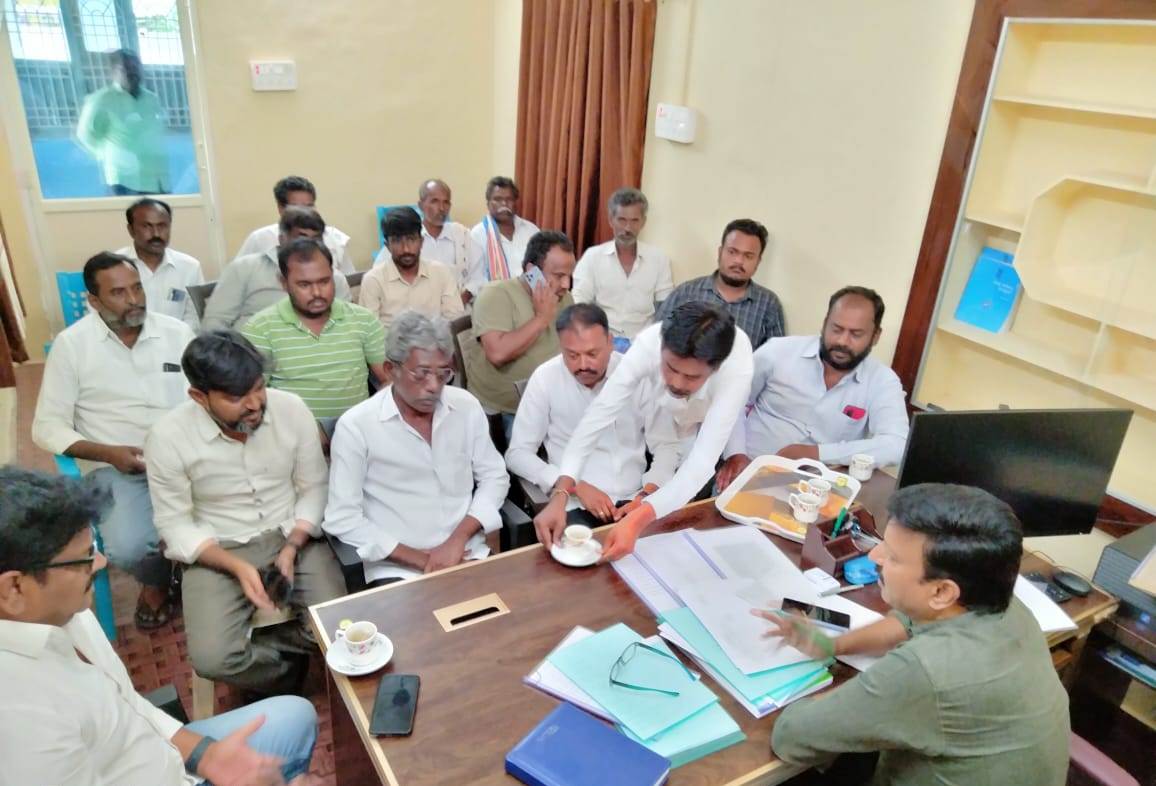 సమావేశంలో మాట్లాడుతున్న కమిషనర్‌ మనోహర్‌