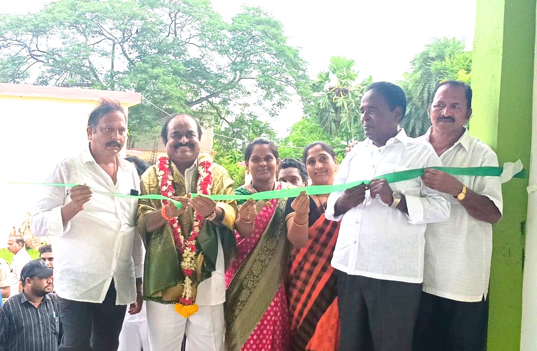 విద్యాభివృద్ధికి దాతల సాయం అభినందనీయం