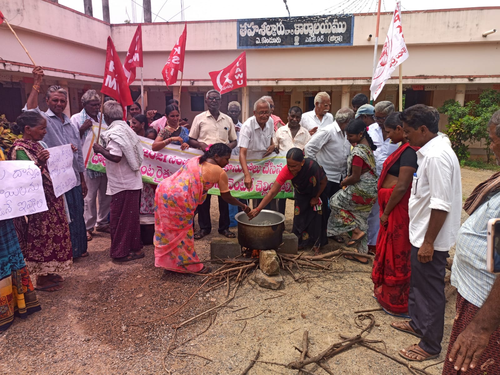 ధాన్యం డబ్బులు చెల్లించాలని వంటా వార్పు