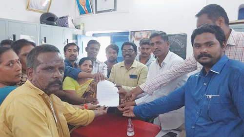 కార్యదర్శి రమేష్ బాబుకు వినతి పత్రం అందిస్తున్న గ్రామస్తులు